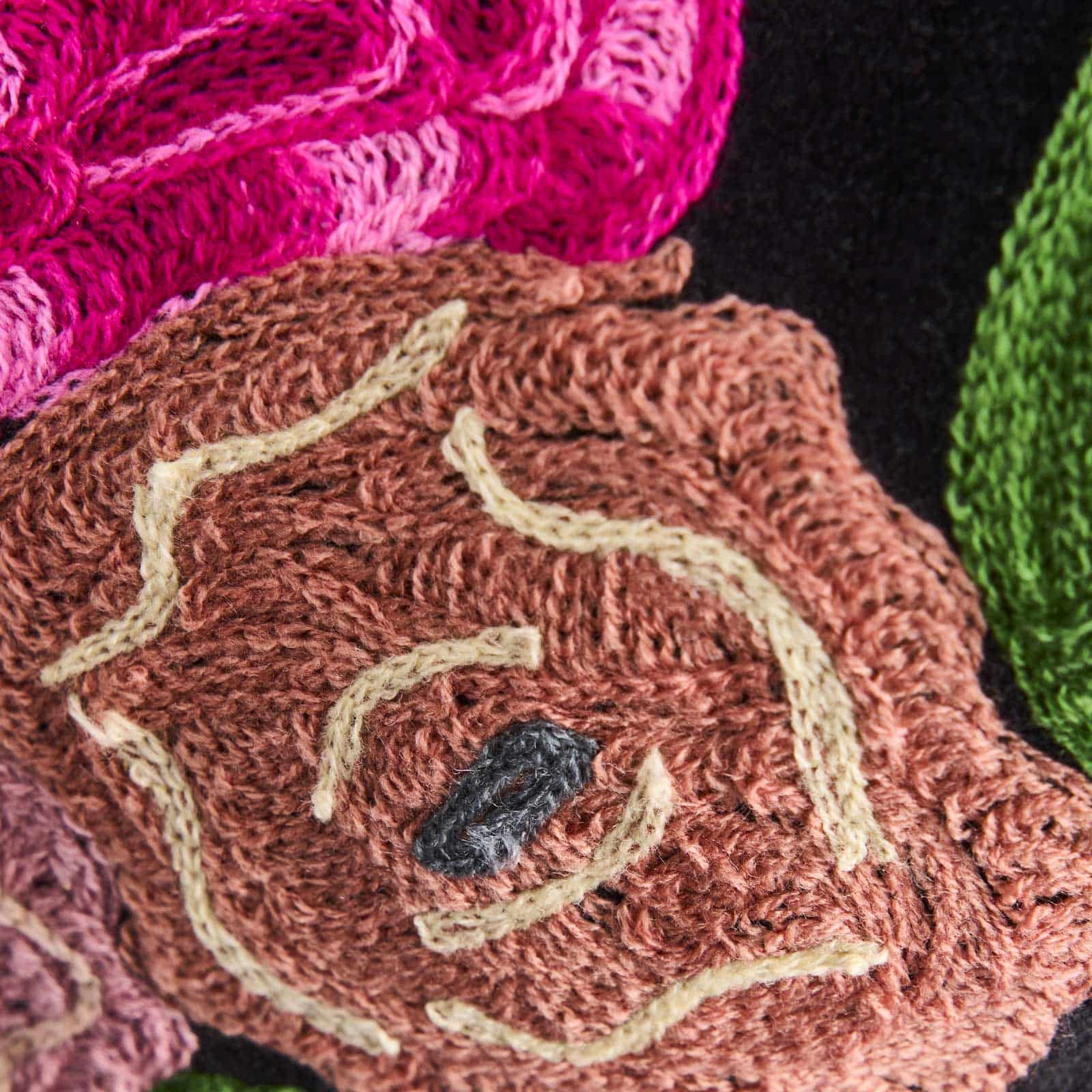 Lotte Håndbrodert pute Sort 4