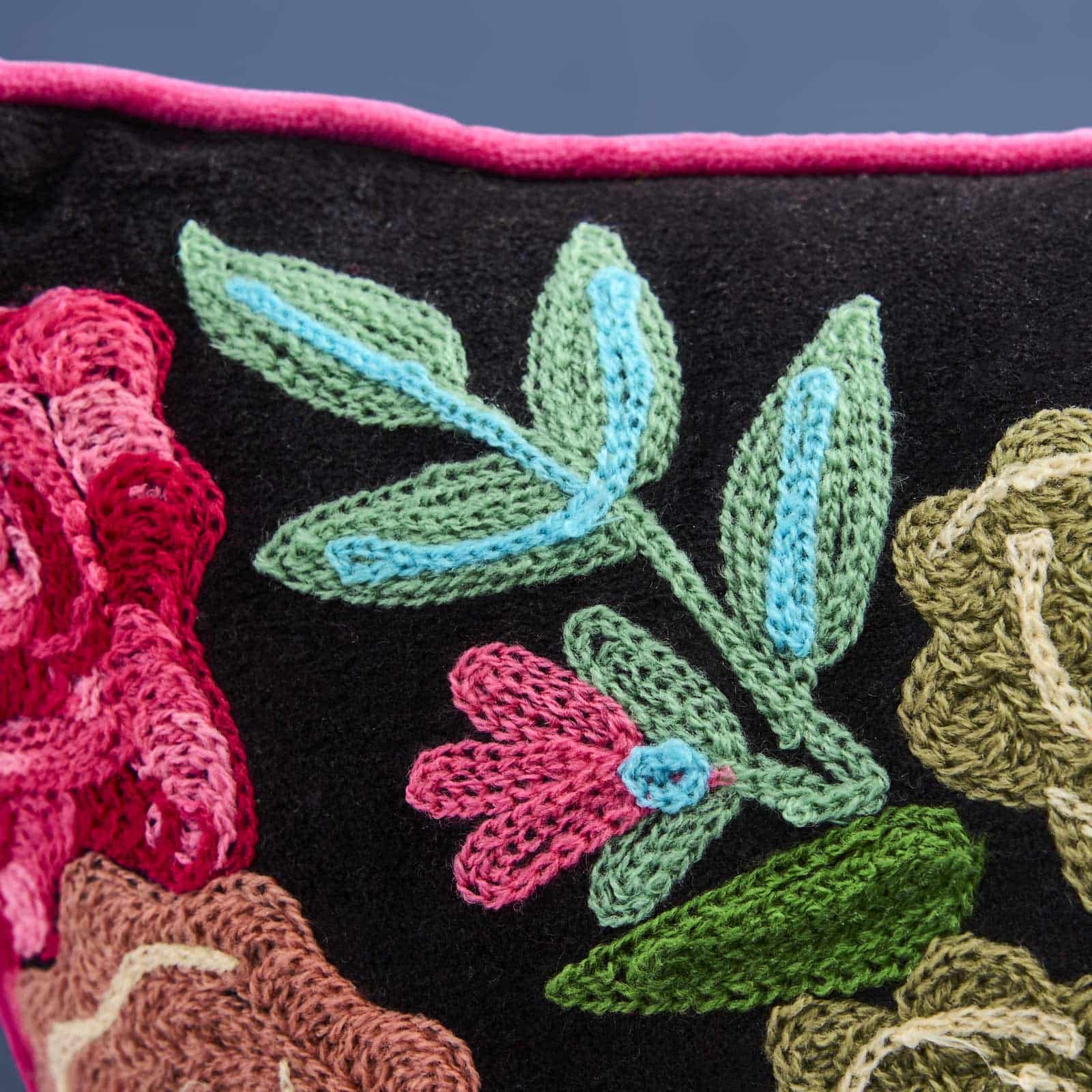 Lotte Håndbrodert pute Sort 3