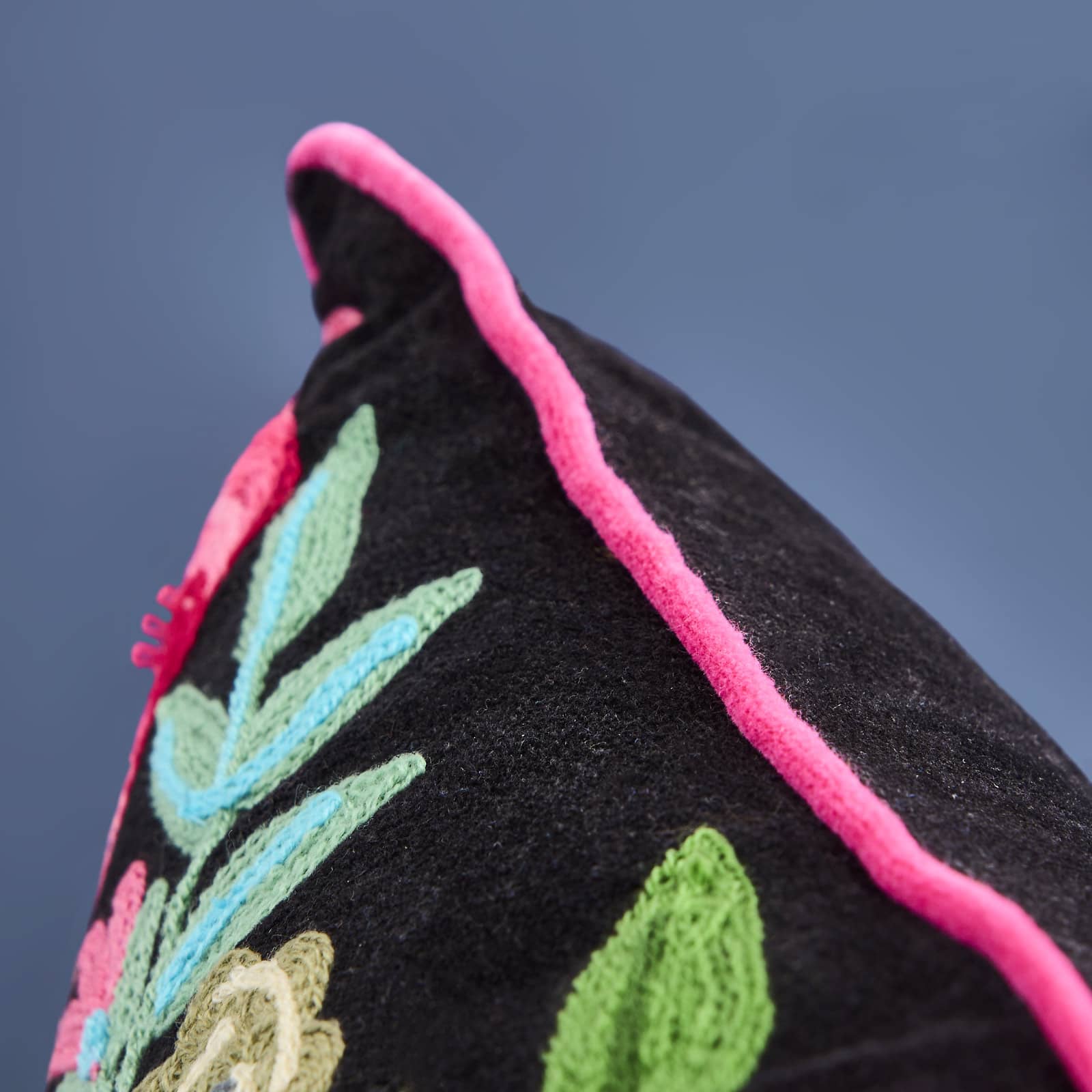 Lotte Håndbrodert pute Sort 5