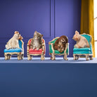 Dyrefigurer i lenestol 1